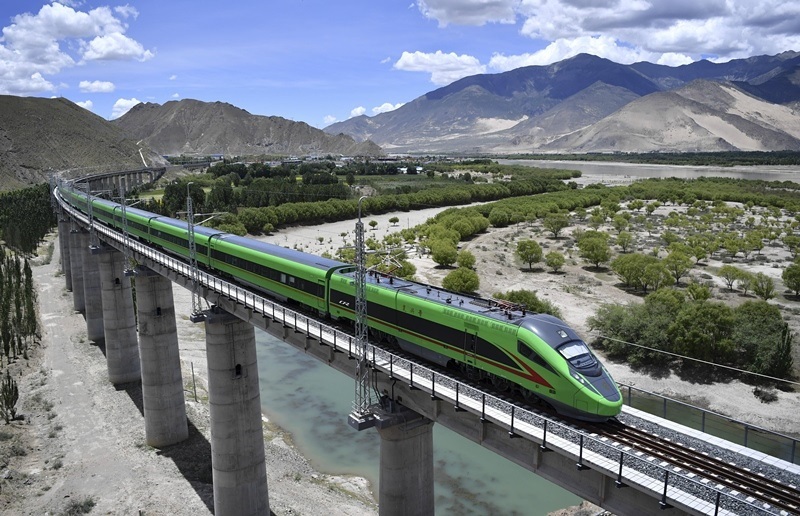 2022年6月22日，復(fù)興號列車行駛在西藏山南境內(nèi)。