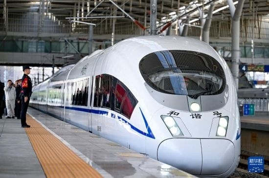 10月1日，由銀川開(kāi)往惠農(nóng)的C8218次列車(chē)從銀川站駛出。