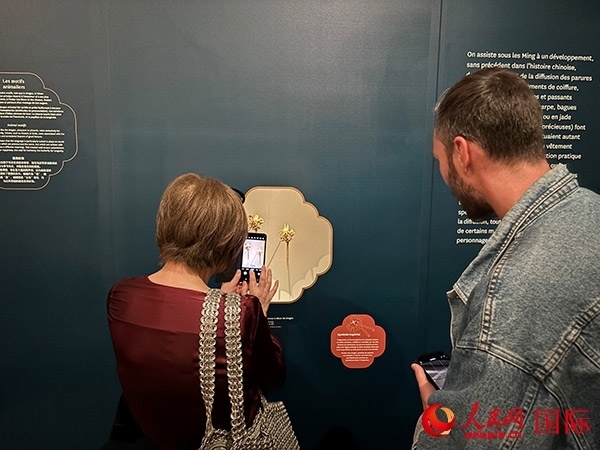  法國(guó)觀眾在展區(qū)拍照留念。人民網(wǎng)記者 于超凡攝