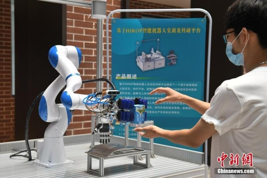  資料圖：高校為學(xué)生打造先進(jìn)科研平臺。中新社記者 陳楚紅 攝