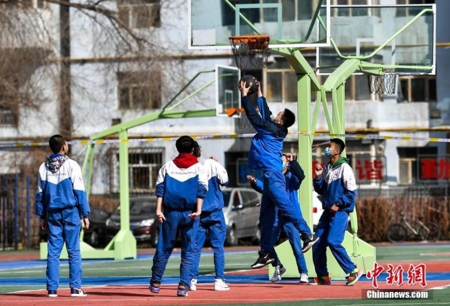 資料圖：初中生在課間休息時(shí)打籃球。中新社記者 劉新 攝