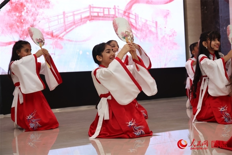 富查伊拉當(dāng)?shù)貙W(xué)校學(xué)生表演節(jié)目。人民網(wǎng)記者任皓宇攝