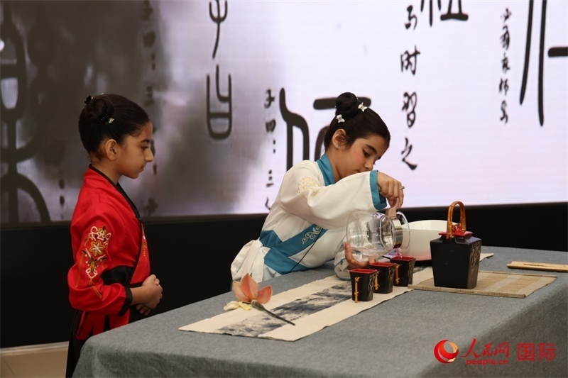 富查伊拉當(dāng)?shù)貙W(xué)校學(xué)生表演茶藝。人民網(wǎng)記者任皓宇攝