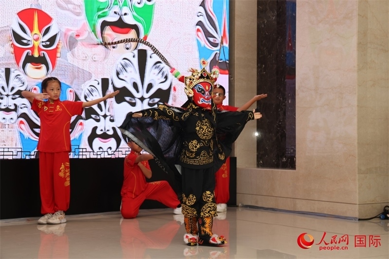 迪拜中國(guó)學(xué)校學(xué)生表演變臉。人民網(wǎng)記者任皓宇攝