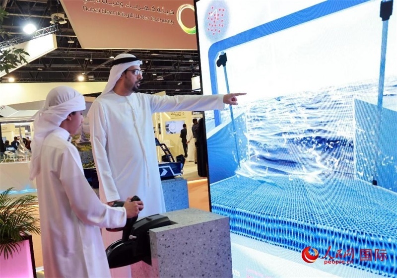 一名兒童在模擬操作船舶，撿拾海洋垃圾。人民網(wǎng)記者管克江攝