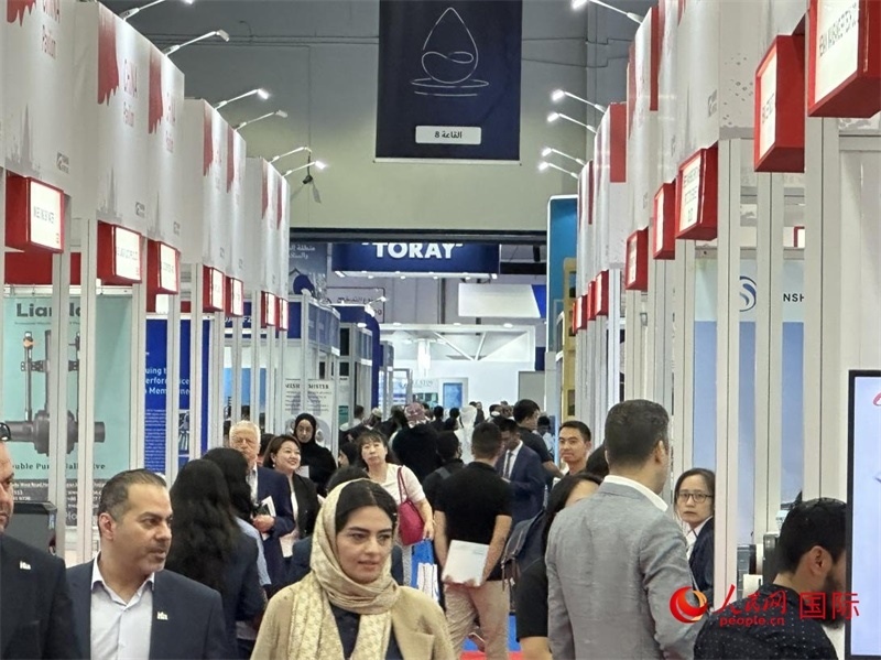 中國(guó)館前人頭攢動(dòng)。人民網(wǎng)記者管克江攝