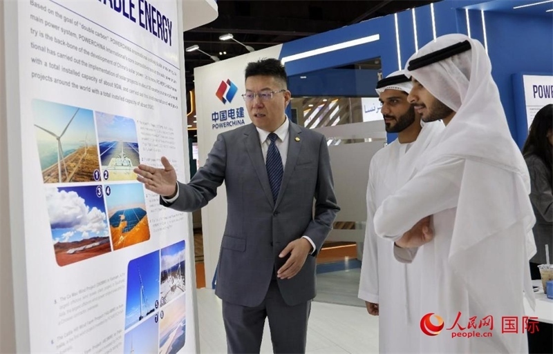 中國(guó)電建中東北非區(qū)域總部負(fù)責(zé)人向觀眾介紹公司承建的可再生能源項(xiàng)目。人民網(wǎng)記者 管克江攝