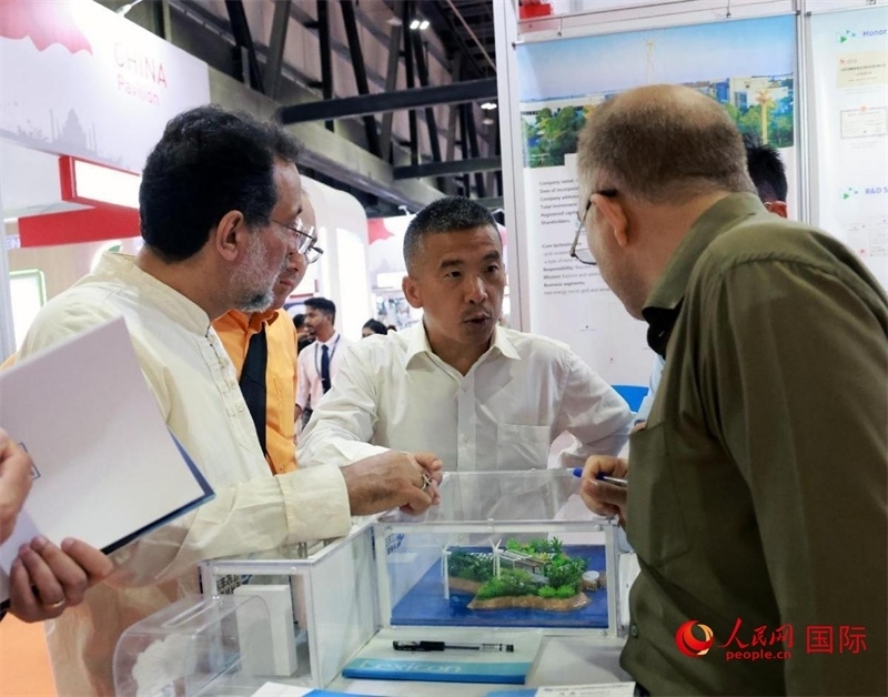 中企推出的綠色能源海水淡化系統(tǒng)吸引了參展商關(guān)注。人民網(wǎng)記者管克江攝