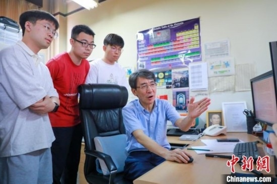 薛其坤在指導學生。 (受訪者供圖)