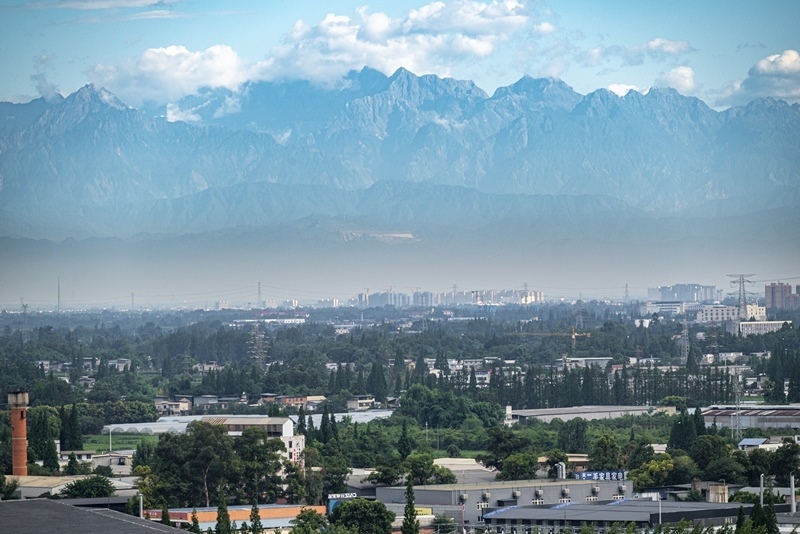 2024年7月1日，成都天氣晴好，遠處雪山清晰可見。