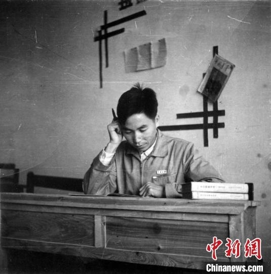 大學時期，龍樂豪在教室自習。(中國運載火箭技術研究院供圖)