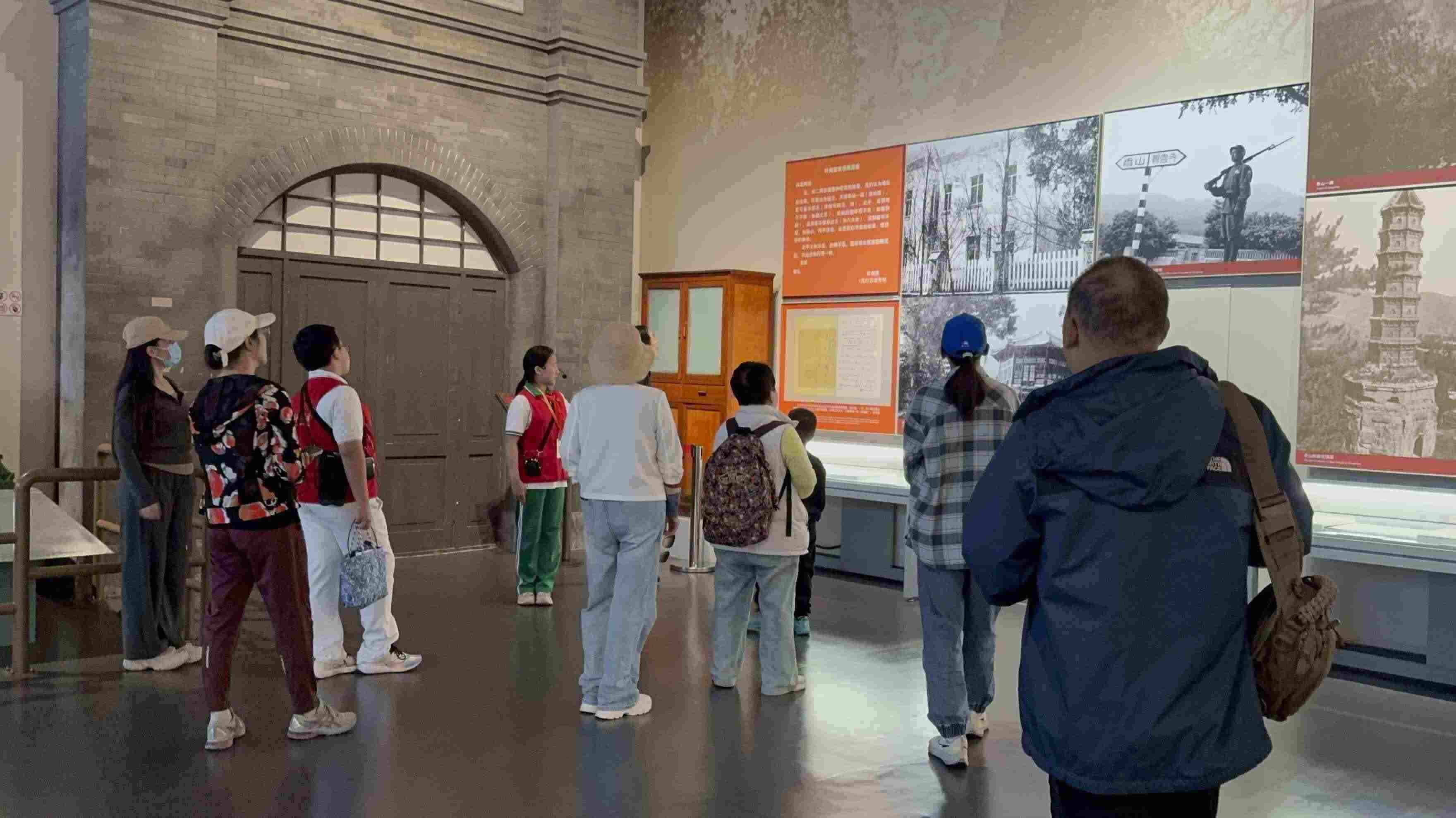 10月4日，北京香山革命紀(jì)念館內(nèi)，一名“紅領(lǐng)巾志愿者”正在為參觀者講解。人民網(wǎng)記者 劉微攝