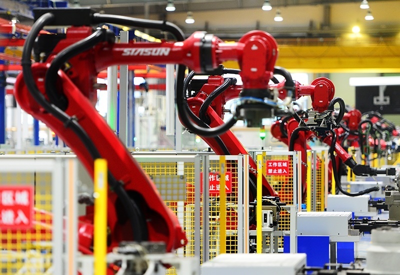 2019年11月22日，沈陽，一家數(shù)字化智能工廠內(nèi)，名為SR210的機器人正在自主地抓取各種零部件，快速組裝稍小的工業(yè)機器人。