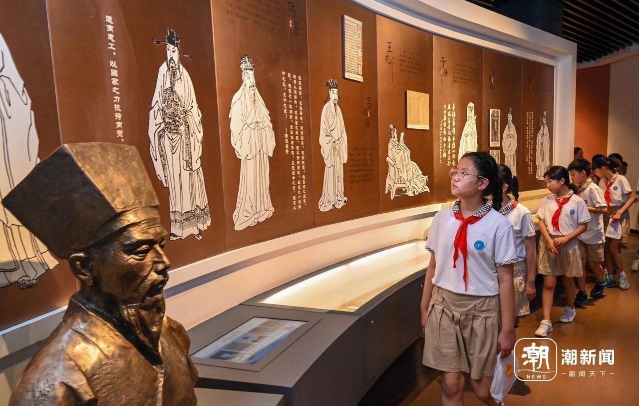 來(lái)自杭州市政苑小學(xué)的學(xué)生走進(jìn)浙江省檔案館“大寫(xiě)浙江人”展廳，近距離“觸摸”歷史、走進(jìn)榜樣、聆聽(tīng)故事，激發(fā)愛(ài)黨愛(ài)國(guó)愛(ài)家熱情。記者 董旭明 攝