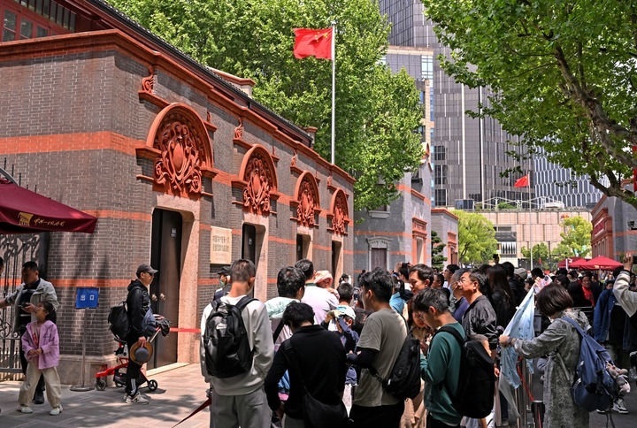 2024年5月3日，游客在位于上海的中共一大會址前參觀。新華社記者 劉穎 攝