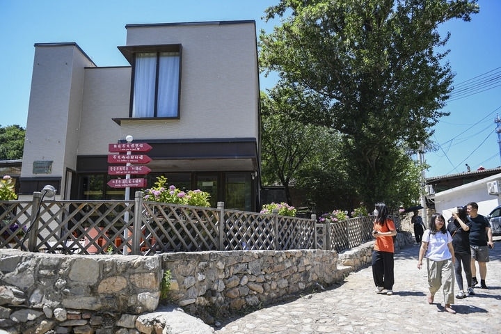 游客在北京延慶石峽村觀光（2024年6月1日攝）。新華社記者 陳鐘昊 攝