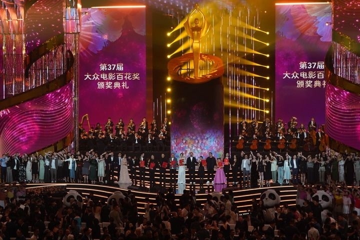 2024年8月4日，在四川成都，第37屆大眾電影百花獎獲獎?wù)吆痛蟊娫u審在舞臺上合影。新華社記者 唐文豪 攝