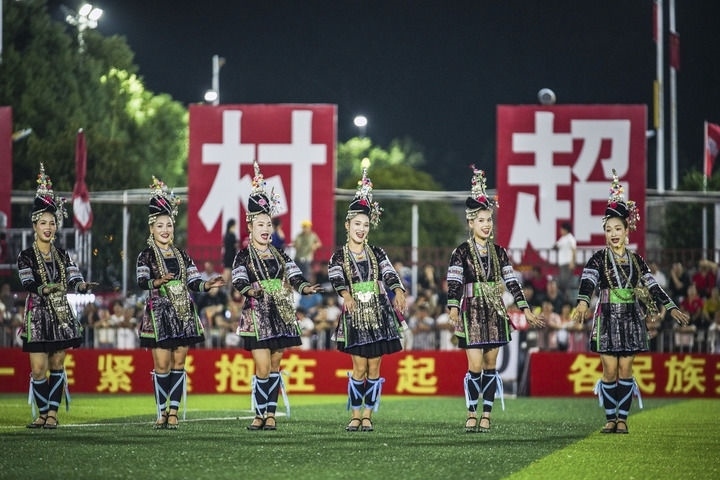 2024年9月28日，榕江縣侗族大歌隊的演員們在“村超”足球場上表演。當(dāng)日，“發(fā)現(xiàn)中國之美·相約貴州村超”國際友誼賽在貴州省黔東南苗族侗族自治州榕江縣的“村超”足球場舉行。新華社記者 陶亮 攝