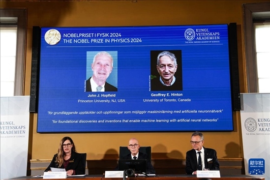 10月8日，在瑞典斯德哥爾摩舉行的2024年諾貝爾物理學(xué)獎(jiǎng)公布現(xiàn)場(chǎng)，屏幕顯示獎(jiǎng)項(xiàng)得主美國(guó)普林斯頓大學(xué)的約翰·霍普菲爾德和加拿大多倫多大學(xué)的杰弗里·欣頓。新華社記者 彭子洋 攝