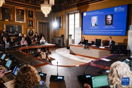 10月8日，在瑞典斯德哥爾摩舉行的2024年諾貝爾物理學(xué)獎(jiǎng)公布現(xiàn)場(chǎng)，屏幕顯示獎(jiǎng)項(xiàng)得主美國(guó)普林斯頓大學(xué)的約翰·霍普菲爾德和加拿大多倫多大學(xué)的杰弗里·欣頓。新華社記者 彭子洋 攝