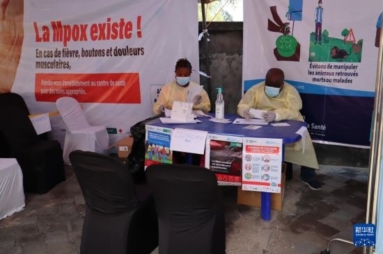 10月5日，在剛果（金）北基伍省首府戈馬市一座醫(yī)院內(nèi)，醫(yī)護(hù)人員核對接種猴痘疫苗人員信息。新華社發(fā)（阿蘭·烏亞卡尼攝）