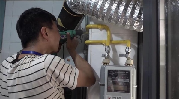 北京市石景山區(qū)工作人員上門安裝燃?xì)夤艿馈D片來(lái)源：北京市石景山區(qū)委組織部