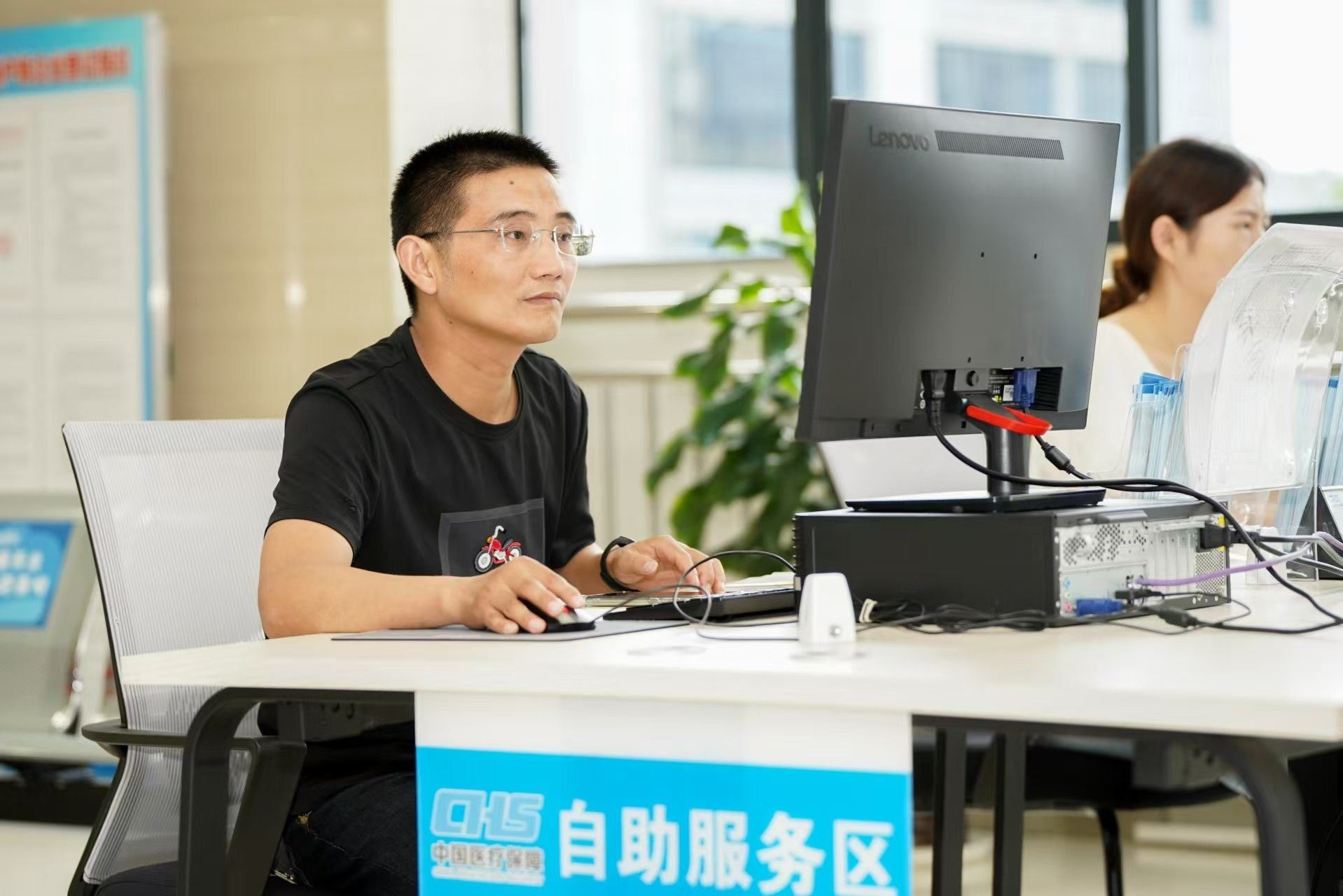 安徽省池州市市民在政務(wù)服務(wù)大廳自助辦理業(yè)務(wù)。圖片來(lái)源：人民網(wǎng)安徽頻道