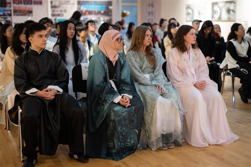 參加《時(shí)光流韻·中國(guó)戲劇藝術(shù)服飾展》的中國(guó)文化愛(ài)好者。 斯德哥爾摩中國(guó)文化中心供圖