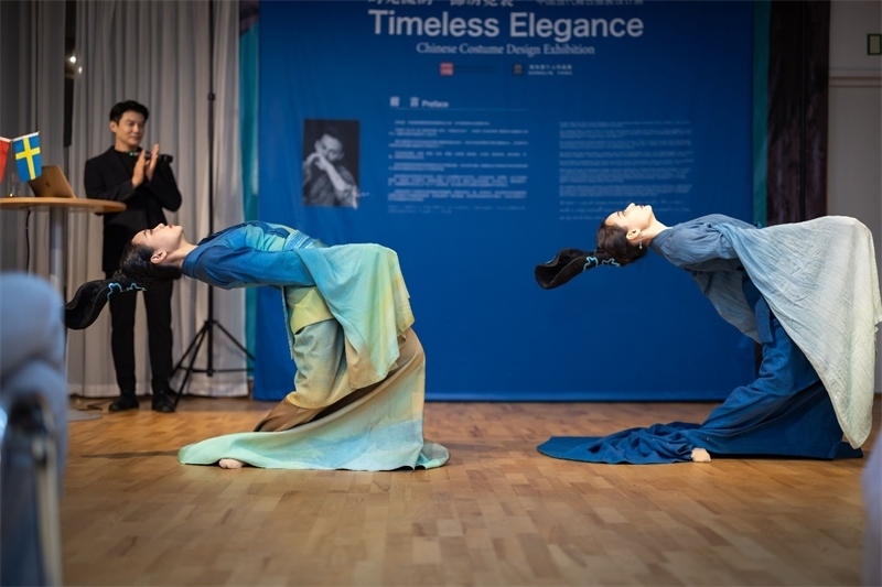 當(dāng)?shù)厝A人舞社成員表演《只此青綠》。斯德哥爾摩中國(guó)文化中心供圖