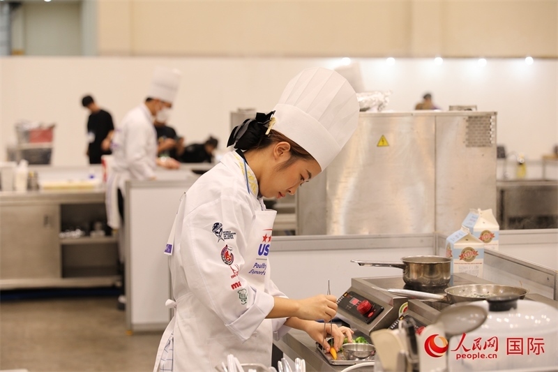 當(dāng)?shù)貢r(shí)間10月5日，廚師在第21屆釜山國(guó)際美食博覽會(huì)上展示廚藝。人民網(wǎng)記者 莽九晨攝