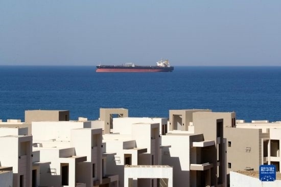 這是10月8日在埃及蘇伊士灣拍攝的行駛中的船只。新華社記者 隋先凱 攝