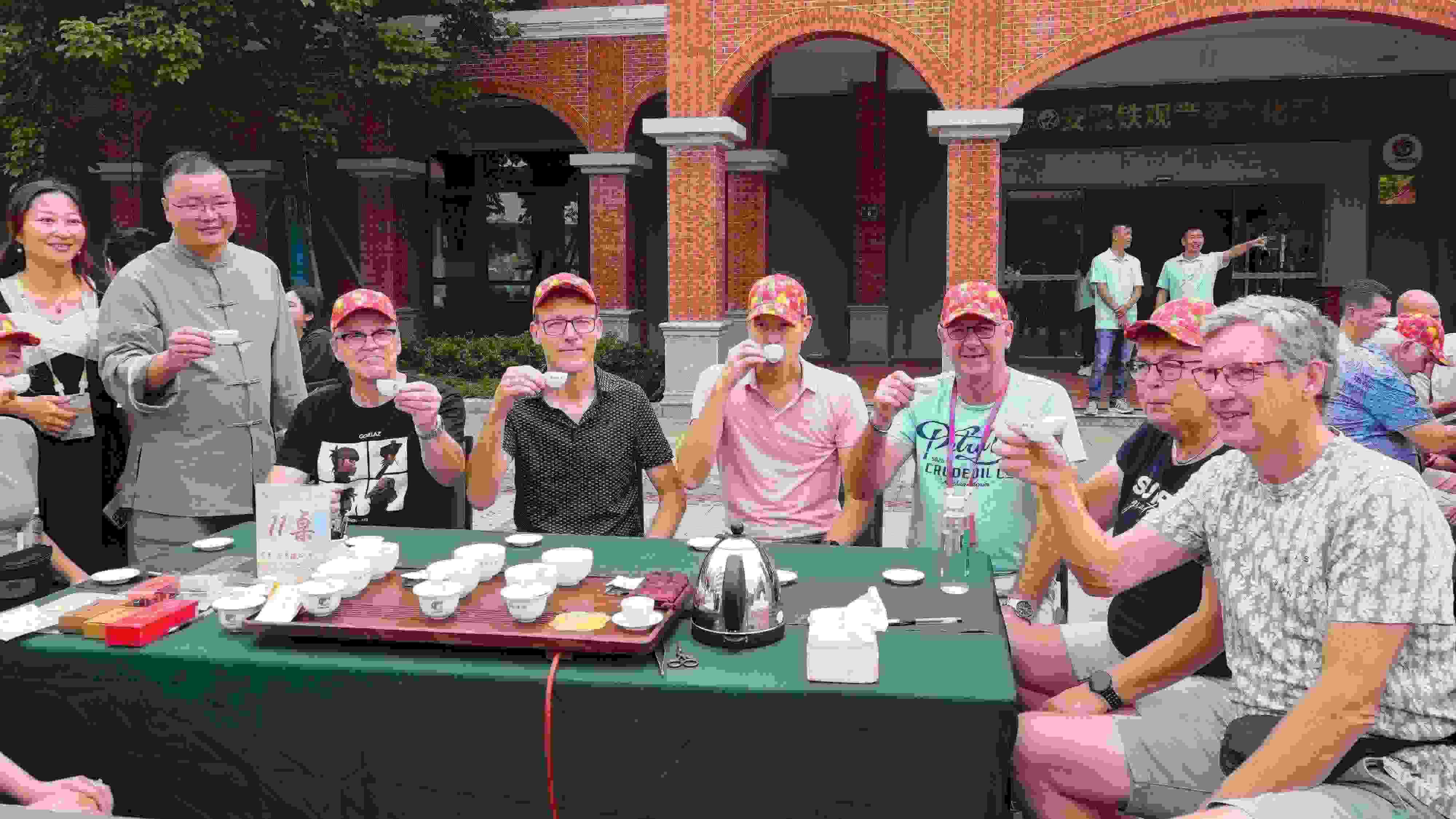 2023年10月4日，福建泉州，外國人品中國茶。