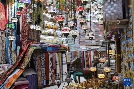 這是10月8日在阿曼首都馬斯喀特的穆特拉市集拍攝的一家店鋪。新華社記者 汪強 攝