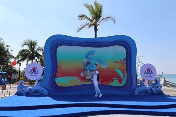 第12棒火炬手“點(diǎn)燃”現(xiàn)場大屏幕上運(yùn)動會吉祥物“吉貝”手中的火炬。主辦方供圖