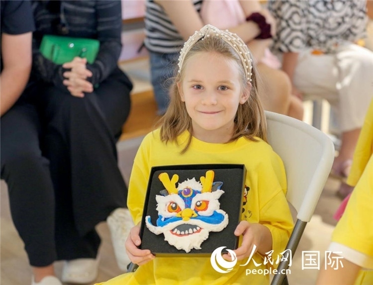 一名中文愛好者手捧生肖畫。人民網(wǎng)中東中心分社塔里克·易卜拉欣攝