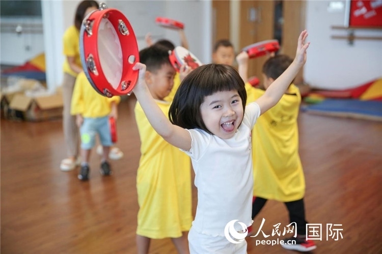 一名華裔兒童在參加音樂課程。人民網(wǎng)中東中心分社塔里克·易卜拉欣攝