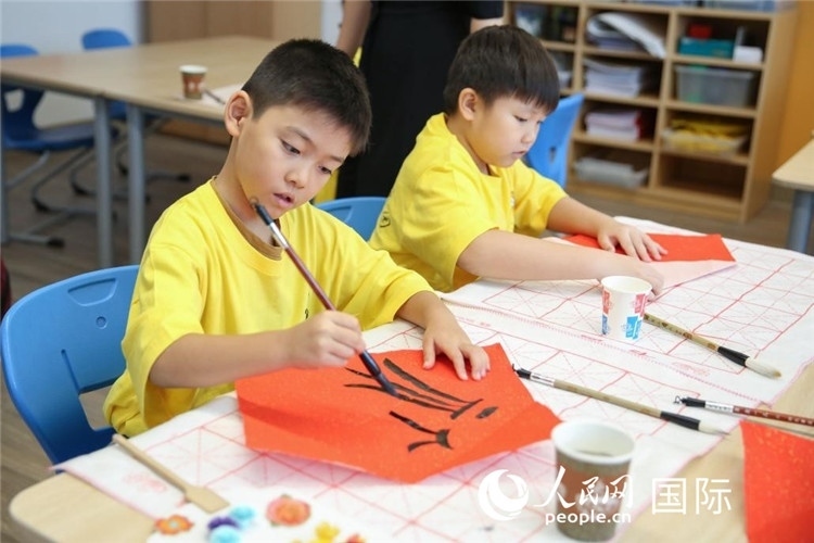 書法課。人民網(wǎng)中東中心分社塔里克·易卜拉欣攝