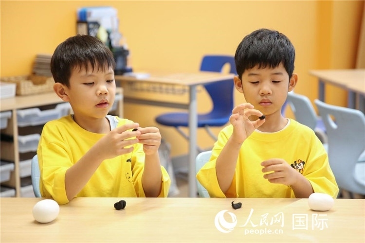 做手工。人民網(wǎng)中東中心分社塔里克·易卜拉欣攝