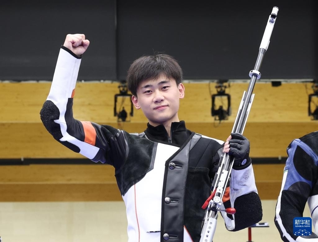 8月1日，在法國沙托魯舉行的巴黎奧運會射擊男子50米步槍三姿決賽中，中國選手劉宇坤奪得冠軍。圖為劉宇坤在奪冠后慶祝。新華社記者 張帆 攝