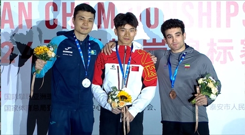伍鵬（中）奪得男子速度項(xiàng)目冠軍。主辦方供圖