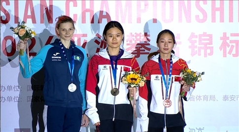 女子速度項(xiàng)目蒙世雪（中）奪冠，周婭菲（右）獲季軍。主辦方供圖