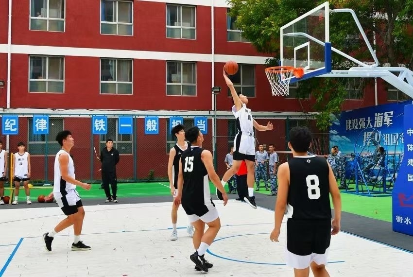 全天候室外運(yùn)動(dòng)木地板籃球場(chǎng)上精彩激烈的籃球賽。 主辦方供圖