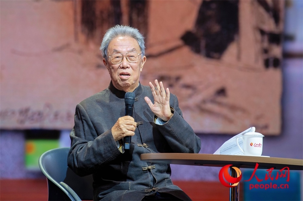 王蒙以《與時(shí)代同行 與人民同心》為題演講。人民網(wǎng)記者 翁奇羽攝