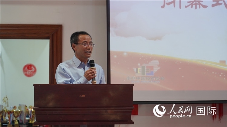 中國駐約翰內(nèi)斯堡代總領(lǐng)事周育江在閉幕式上致辭。 人民網(wǎng) 張茜攝