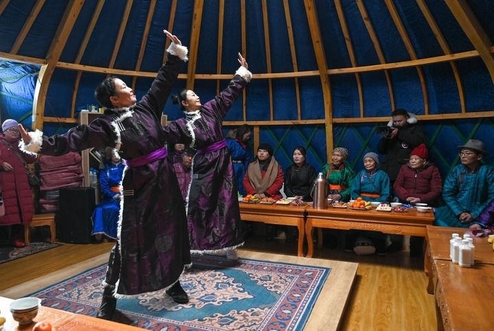 2023年12月21日，烏蘭牧騎隊(duì)員在內(nèi)蒙古阿其圖烏拉蘇木進(jìn)行舞蹈表演。