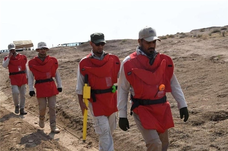 工作人員前往排雷。中國(guó)海油供圖