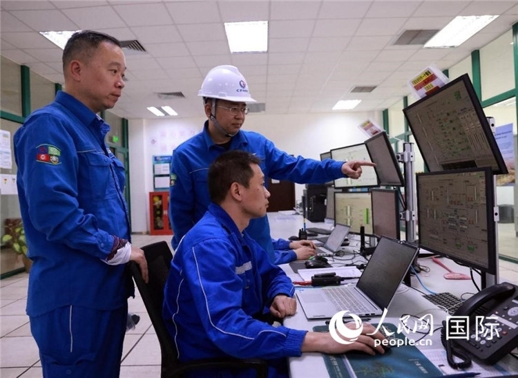 工作人員在一體化終端中央控制室工作。人民網(wǎng)記者管克江攝