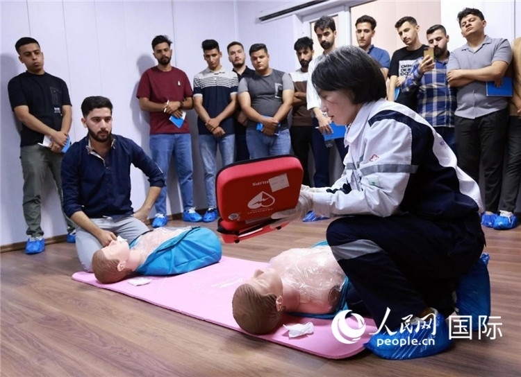 新進(jìn)油田工作的伊拉克大學(xué)生在接受急救培訓(xùn)。人民網(wǎng)記者管克江攝
