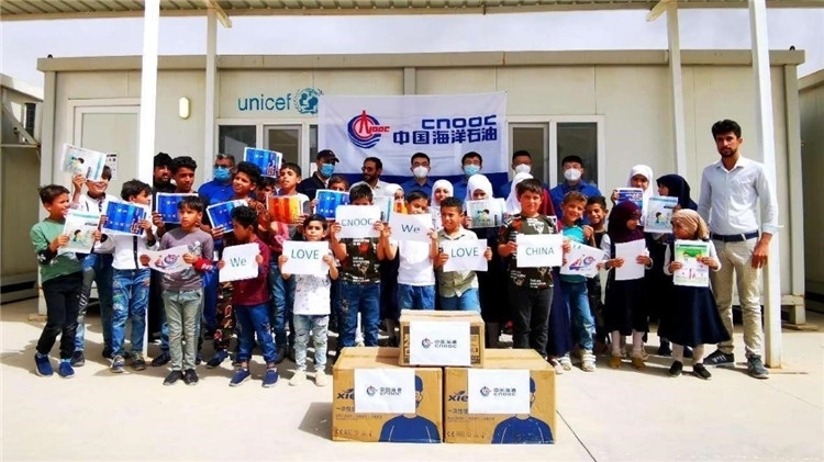 慰問(wèn)當(dāng)?shù)貙W(xué)校。中國(guó)海油供圖