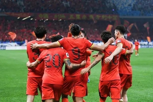 10月15日晚，張玉寧（9號）進(jìn)球后與隊友擁抱慶祝。新華社記者 李紫恒攝